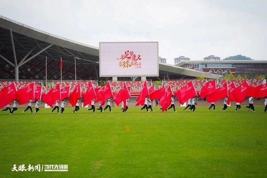 预告片中吴京饰演的宇航员和俄罗斯籍的同伴一起在空间站执行任务